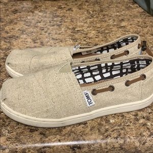 Youth Toms kaki shoes unisex gently worn twice.